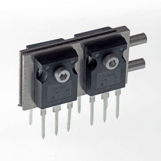 Bild 1: IQ-FOUR ist ein Flüssigkeitskühlkörper und dafür ausgelegt, vier Halbleiter, wie diese 1000-V-SiC-MOSFETs, gleichzeitig zu entwärmen. Bild 1: IQ-FOUR ist ein Flüssigkeitskühlkörper und dafür ausgelegt, vier Halbleiter, wie diese 1000-V-SiC-MOSFETs, gleichzeitig zu entwärmen.