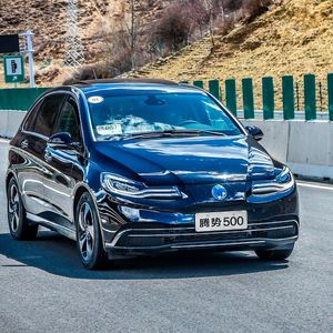 Nach dem Facelift hat das E-Auto nicht nur eine frische Front mit markanten Scheinwerfern, die sie in China Tiger-Augen nennen, sondern auch einen neuen Akku. (Bild:  Daimler)