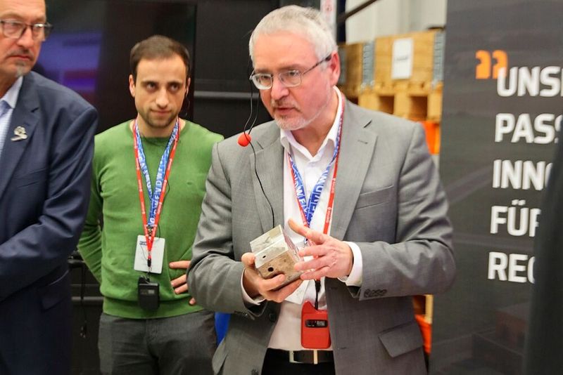 Zur Einweihung des neuen Instituts für Werkzeug-, Formen- und Modellbau IWFM waren mehr als 50 Teilnehmer gekommen. Prof. Andrey Prihodovsky stellte die Möglichkeiten des Technologiecampus Parsberg-Lupburg der TH Deggendorf vor(Bild:  Maschinenmarkt/rw)