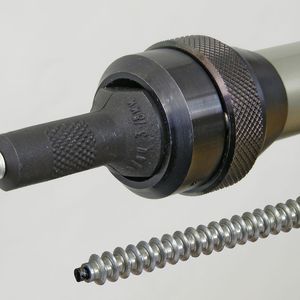 Beim Setzvorgang stellt das Gerät den nächsten Niet automatisch zur Verfügung. Der Nietdorn ist wiederverwendbar. 