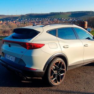 3. Die Details: Die kupferfarbenen Akzente, die den Formentor VZ5 auszeichnen, finden sich in verschiedenen Design-Details wieder, beispielsweise an den 20 Zoll großen Felgen. Diese sind zwar optisch eine Wucht, gleichzeitig aber sehr anfällig für Beschädigungen, weil die Niederquerschnittsreifen dem empfindlichen Aluminium keinerlei Schutz bieten. Ebenfalls kupferfarben sind die beiden Doppelendrohre. (Bild:  Mauritz – »kfz-betrieb«)