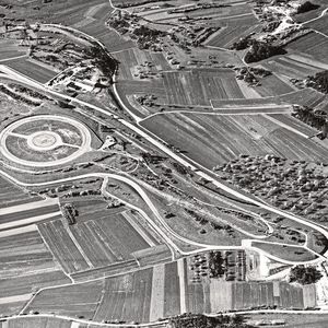 April 1972: das Prüfgelände aus der Luft. Im Vordergrund die Nordkurve. Der schnelle Can-Am-Kurs kürzt die winkligeren, längeren Passagen des Bergkurses ab.(Bild:  Porsche AG, McKlein Photography)