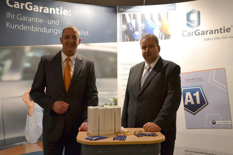 Auch die Car Garantie zählte zu den Sponsoren: Im Bild sind Regionalvertriebsleiter Peter Wolters (li.) und Distriktleiter Arnd Vollmari. (Foto: Mauritz)