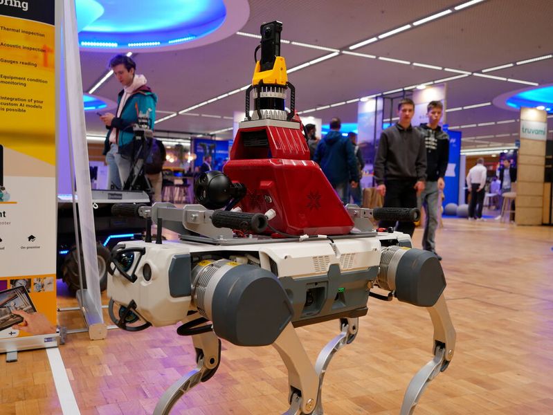 Darf mittlerweile auf keiner Industriemesse mehr fehlen: Der Roboterhund.  (Bild: Sandro Kipar/VCG)