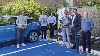 Vorstellung der Projektstudie in Hamburg: (v. l.) Lutz Heuchert (BFC), Leon Stegemann (BFC),  Michael Kasten (Leiter Abteilung Umwelttechnik & Arbeitssicherheit der Innung Hamburg), Kevin Reith (BFC), Innungsgeschäftsführer Martin Rumpff und Dennis Tödt (Technische Fahrzeugüberwachung Kfz-Innung).
 (Bild: Kfz-Innung Hamburg)