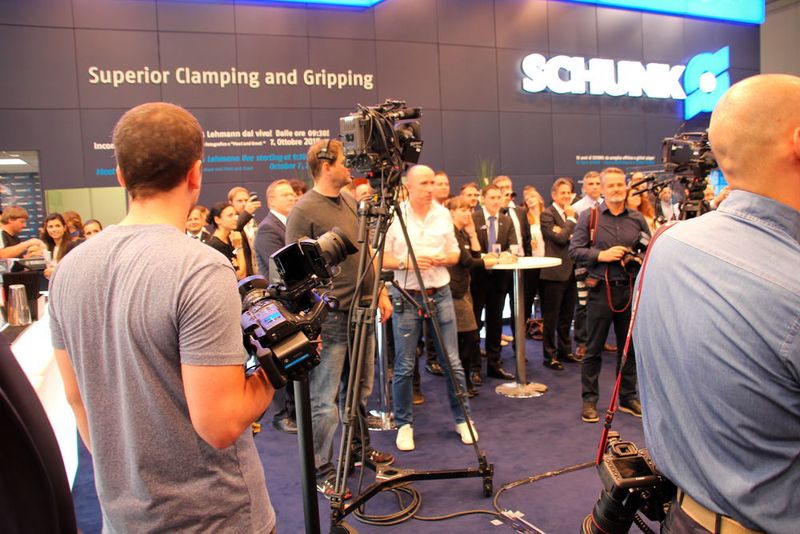 Vorbereitungen auf dem Schunk-Messestand: Gleich beginnt die Talkrunde zwischen der Sky Champions League Chefreporterin Jessica Kastrop, dem Weltklassetorhüter und Schunk-Markenbotschafter Jens Lehmann gemeinsam mit seinem einstigen WM- und Champions-League-Rivalen Gianluca Zambrotta sowie seinem unvergessenen Nationaltrainer Rudi Völler. (Bild: Sonnenberg)