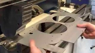 Das sogenannte Kragenziehen an runden Löchern in Blechteilen folgt oft auf das Scherschneiden, um etwa Verbindungsmöglichkeiten mit anderen Komponenten zu schaffen. Gewisse Störeffekte dieser Verfahrenskombination sollen nun mit digitaler Hilfe vermieden werden. (Bild: Blankovaskiva)