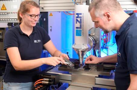 Das LZH fertigt auch hybride Halbzeuge mittels Laserauftragschweißen, was im Rahmen des Sonderforschungsbereichs 1153 „Tailored Forming“ geschieht. So kann man Bauteile genau dort verstärken, wo später die Belastungen am höchsten sind. (Bild: LZH)