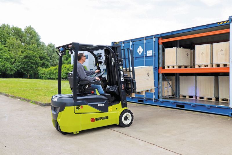Die Elektrostapler «STE16/18/20» und «SE16/20» der «S-Series Electric» bieten die perfekte Kombination aus Sicherheit und hoher Umschlagleistung. (Bild: Clark Europe GmbH)