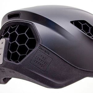 Der individuell angepasste Fahrradhelm HEXR wird hybrid gefertigt und verwendet eine Wabenstruktur, um einen sicheren Kopfschutz zu bieten. Diese und weitere kleinere Komponenten werden aus einem nachhaltigen PA11 3D-gedruckt.(Bild:  HEXR/Purmundus Challenge)