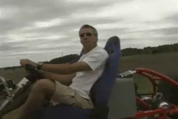 Probefahrt: Gerd Krysztopik mit seinem EZ-EV auf der Straße (Bild: ZWheelz)