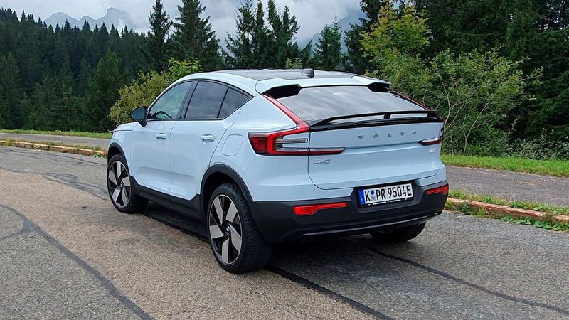 Das coupéhafte Außendesign ist unverändert geblieben. (Bild: Volvo)