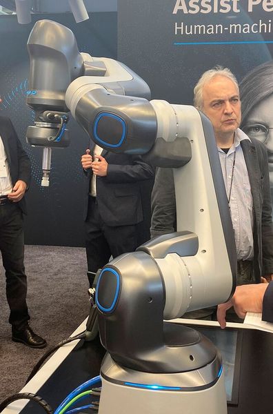 Der Vorteil des pneumatischen Cobots ist seine Nachgiebigkeit. Im Moment ist der Festo-Cobot noch in der Testphase, 2025 wird er dann regulär erhältlich sein. (Bild: Stefanie Michel)