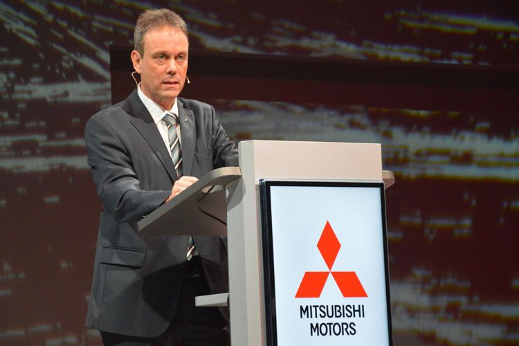 Aftersalesleiter Peter Beck präsentierte den Händlern das neue Teilelogistik-System, mit dem drei Bestellungen pro Tag möglich ist. Noch in diesem Jahr soll das System allen Händlern zugänglich sein. (Foto: Achter)