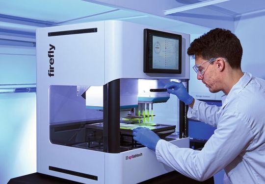 Die all-in-one Liquid-Handling-Plattform von SPT Labtech entlastet Mitarbeiter z. B. im Genomik-Labor. Die all-in-one Liquid-Handling-Plattform von SPT Labtech entlastet Mitarbeiter z. B. im Genomik-Labor.