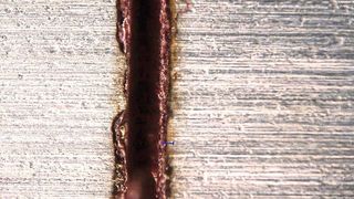 Erfolgreich geforscht: Das Projekt Scancut beweist, dass per Laser-Wendelschneiden filigrane Steckerbinder möglich werden, die der Automobilbranche gefallen dürften. Hier ein Blick auf eine Schnittfuge. (Fraunhofer-ILT)