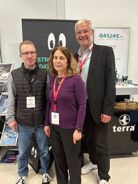 Lars Wöpkemeier (l., Wortmann) besuchte Sylvia Wurms und Andreas Bichlmeir auf dem ONLINE-USV-Stand. (Bild: Vogel IT-Medien GmbH)