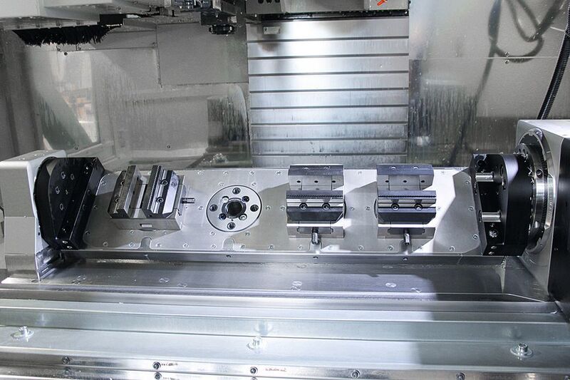 Les différents équipements de la bride de serrage rotoFIX de pl Lehmann, ici sur 3 étaux centrés Gressel C2 125, permettent de serrer des pièces d'usinage courtes ou longues et de les usiner complètement en 4 axes. (Gressel AG)