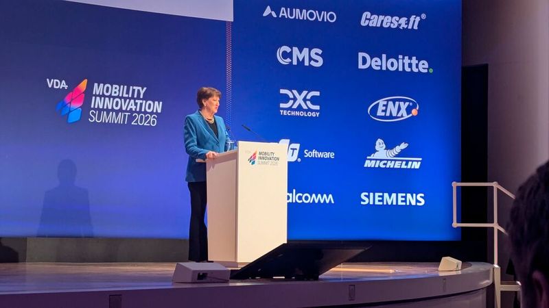 VDA-Präsidentin Hildegard Müller unterstrich mehrfach, dass sie die deutsche Automobilindustrie in puncto zukünftige Mobilität sehr gut aufgestellt sieht, aber die Politik in der Verantwortung sieht, den Standort Deutschland wieder wettbewerbsfähig zu gestalten. (Bild: Stefanie Eckardt)