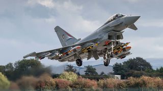 Airbus hat sich fürs Erste vom Wasserstoff-Flugzeug verabschiedet. Nun rechnet man sich große Chancen im Bereich der Rüstung aus. Denn der Konzern baut mit Partnern den Eurofighter (Bild). Aber auch der neue Jet A320 soll ein großer Wurf werden ... (Bild: BAE Systems)