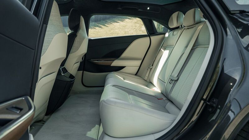 Die Beinfreiheit im Fond ist üppig. Der Fußraum ist zudem durchgehend eben. (Bild: Lucid Motors)