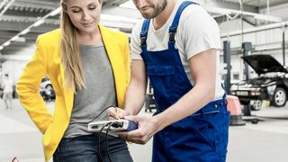 Ein kurzer  Batterietest zwischendurch ist schnell erledigt und fördert die Kundenzufriedenheit. (Bild: © 2015 Kochstrasse™ – Agentur für Marken GmbH)