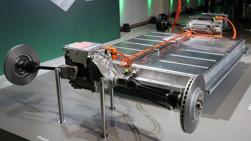 Ermöglicht wird der Enyaq durch den Modularen Elektrifizierungsbaukasten (MEB) des Volkswagenkonzerns. Auf dieser Plattform konnten die tschechischen Entwickler ihre Elektro-Vision aufbauen. (Bild: Grimm/»kfz-betrieb«)