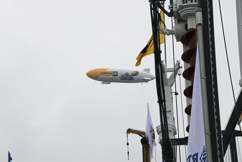 Mit rund 614.000 m² ist die ohnehin größte Messe der Welt seit dem letzten Mal um nochmal 9000m² größer geworden. Zwei Drittel davon fallen auf das Freigelände mit den gigantischen Baumaschinen. In den 18 Hallen der Münchener Messe stellen 3700 Firmen aus 58 Ländern aus. (Richter/konstruktionspraxis)