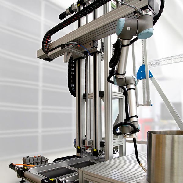 Im Laufe der Jahrzehnte hat sich RK Rose+Krieger vom Komponentenlieferanten zum Spezialisten für Systemlösungen entwickelt – im Sortiment findet sich unter anderem ein Schweißroboter. (Bild: RK Rose+Krieger GmbH)