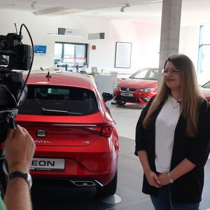 Vanessa Schmitz vom gleichnamigen Autohaus in Ebernhahn wollte nicht länger mit einem zu geringen Prämienzufluss aus der Neuwagen-Verkaufstätigkeit leben und strickte eine Software.(Bild:  Grimm/»kfz-betrieb«)