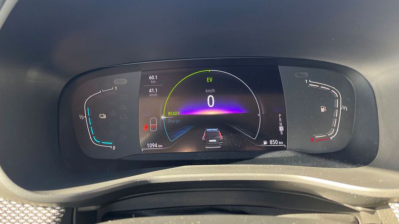 Das digitale 7-Zoll-Tachodisplay gibt es nur in der Hybrid-Version des Vans. (Bild: Simon – »kfz-betrieb«)