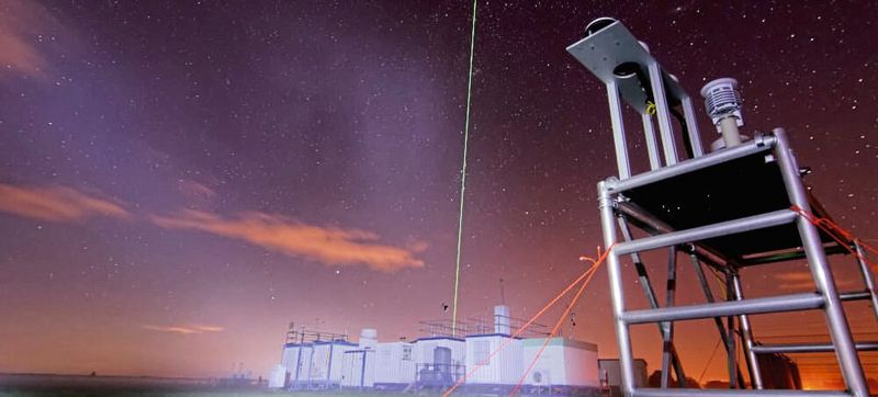 Nachtaufnahme der sächsischen Messstation. Durch den Ausbau zu einer Station der europäischen Forschungsinfrastruktur für Aerosole, Wolken und Spurengase (ACTRIS) werden in Melpitz inzwischen eine Reihe von verschiedenen Parametern gemessen.(Bild:  Tilo Arnhold/TROPOS)