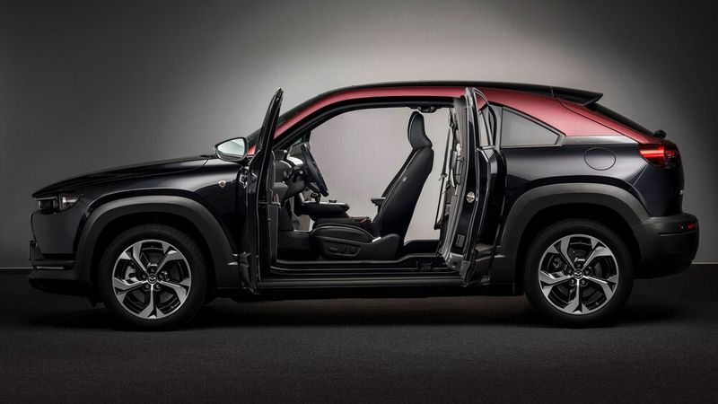 Zum Start gibt es das Fahrzeug zunächst in fünf Ausstattungslinien.  (Bild: Mazda)