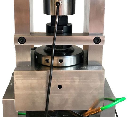 Forscher aus Hannover sind mit Industriepartnern dabei ein Drehspannfutter so zu modifizieren, dass es dünnwandige Werkstücke prozesssicher und automatisch spannen kann, ohne die Bauteile zu beschädigen. Forscher aus Hannover sind mit Industriepartnern dabei ein Drehspannfutter so zu modifizieren, dass es dünnwandige Werkstücke prozesssicher und automatisch spannen kann, ohne die Bauteile zu beschädigen.