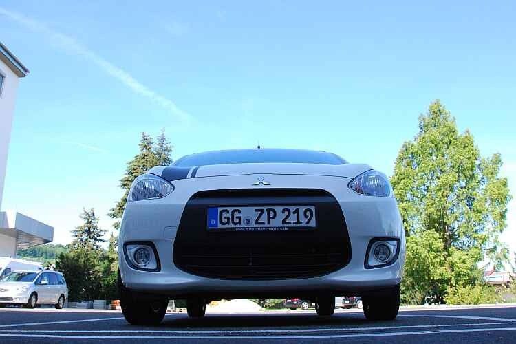 Zwar reißt der Space Star das Kühlermaul auf wie ein Supersportwagen, er hat aber höchstens 80 PS. (Foto: Rosenow)