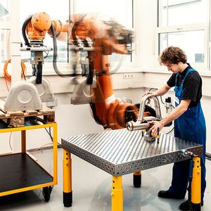 Kollaboration mit dem Großroboter: Wie können Mensch und Roboter auf engem Raum sicher zusammenarbeiten?