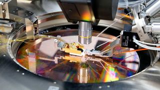 Quantenphotonik: Ein Silizium-Wafer von Psiquantum mit mehreren ungehäusten „Q1“-Chips entsteht in einem 500 Schritte langen Fertigungsprozess bei Global Foundries. Auf jedem dieser Wafer befinden sich Zehntausende von Einzelphotonenquellen und Zehntausende von Einzelphotonendetektoren. (Psiquantum)