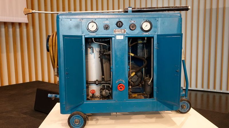 1950 gründete Alfred Kärcher mit der Entwicklung des ersten europäischen Heißwasser-Hochdruckreinigers die Sparte Reinigungstechnik in seinem Unternehmen. 1974 wechselte die Firmenfarbe von Blau zu Gelb – und 2013 zu Grau für den professionellen Bereich. Die Farbe Gelb ist seitdem dem Consumer-Bereich vorbehalten.  (Bild: Dominsky – VCG)