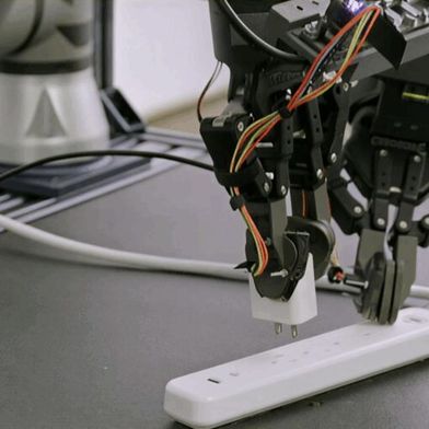 Ein Roboter greift einen Stecker und passt seine Bewegung situativ an: Rho-alpha dient Microsoft Research als Forschungsplattform, um zu zeigen, wie Simulation und synthetische Trainingsdaten das Lernen physischer KI skalierbar machen sollen. (Bild: Microsoft)