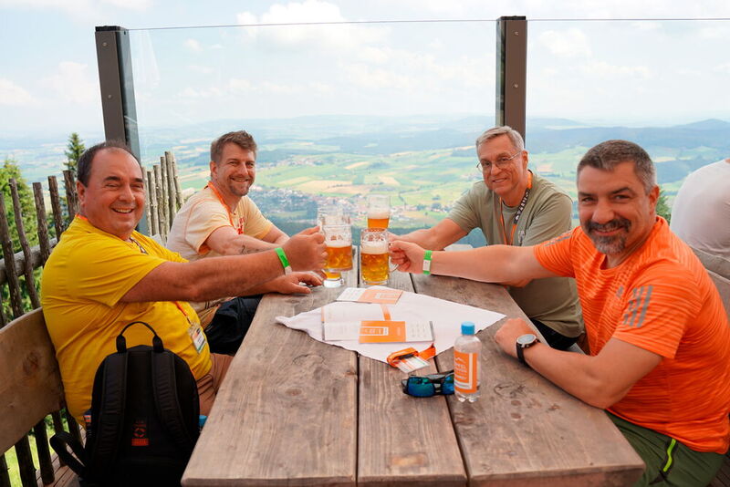 Ganz oben am Gipfel schmeckt Jürgen Salomon (ikomm), Manfred Warta (ikomm), Jichen Polster (NComputing) und Markus Klenner (Antatres-NetlogiX) das Bier am besten (v.l.n.r.). (Sysob)
