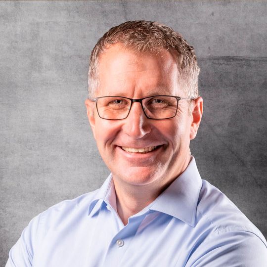 Max Burger ist einer der Referenten beim Produktionsleiter Forum 2023.(Bild:  IWIK GmbH)