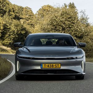 Die Sportlimousine verspricht gleich mehrere Superlative: Längste Reichweite für ein elektrisches Serienauto, bis zu 1.126 PS, schnellste Ladezeit aller E-Autos und einen Spurt in 2,7 Sekunden auf Tempo 100. (Bild:  Lucid Motors)