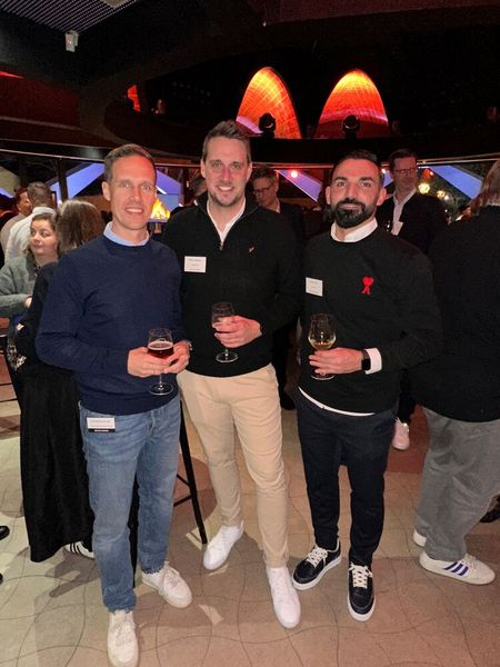 Das rote Herz am rechten Fleck tragen (v. r.) Murat Hitir und Marco Möllers (visunext) und Christoph Emde (Samsung). (Bild: Vogel IT-Medien )