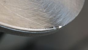 Mit dem Kantenfräser Trutool TKA 700 von Trumpf lassen sich im Handumdrehen solch saubere Verrundungen erreichen. Für die rund 500 Meter Kantenlänge an den 83 Alublechen für das Scheibenpferd hat Kollinger nur einen Nachmittag gebraucht – inklusive Ein- und Ausspannen. (Bild: Trumpf)
