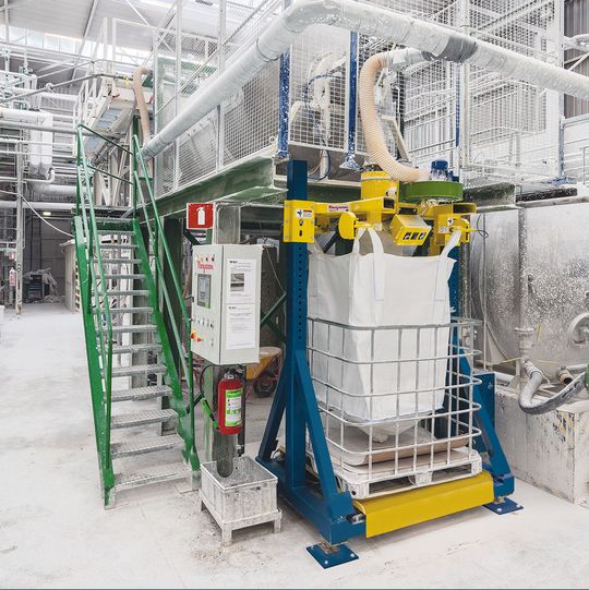 Das Design der Twin-Centrepost-Befüllanlage dient der zusätzlichen Stabilisierung der Big-Bag-Befüllanlage, wenn Material direkt aus dem darüberliegenden Mischapparat eingefüllt wird. Die Füllzeit wurde aufgrund der Automatisierung und Verwendung einer Verdichtungsbühne, über die das Aluminiumhydroxid entlüftet und verdichtet wird, um zwei Drittel gekürzt. Das Design der Twin-Centrepost-Befüllanlage dient der zusätzlichen Stabilisierung der Big-Bag-Befüllanlage, wenn Material direkt aus dem darüberliegenden Mischapparat eingefüllt wird. Die Füllzeit wurde aufgrund der Automatisierung und Verwendung einer Verdichtungsbühne, über die das Aluminiumhydroxid entlüftet und verdichtet wird, um zwei Drittel gekürzt.