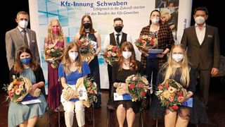 Freude in Schwaben: (hinten, v. l.): Modestus Dörle, Elisabeth Wetzler, Annalena Ullrich, Nicole Schreiner, Sophia Dankworth, Alois Huber; vorne (v. l.): Anna Stegmeier, Sara Müller, Emma Dietrich, Julia Baumann. (Bild: Kfz-Innung Schwaben)