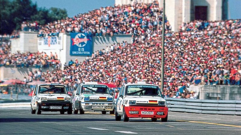 Begeisterte zahllose Zuschauer: Die packenden Duelle im Rahmen des R5-Markenpokals wie hier am Norisring in Nürnberg. (Renault)