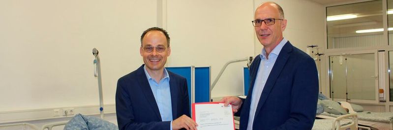 Förderbescheid für das neue Skills- und Simulationszentrum der Hochschule Ludwigshafen: Staatssekretär Dr. Denis Alt und Hochschulpräsident Prof. Dr. Gunther Piller (v. l.)(© Hochschule für Wirtschaft und Gesellschaft Ludwigshafen)
