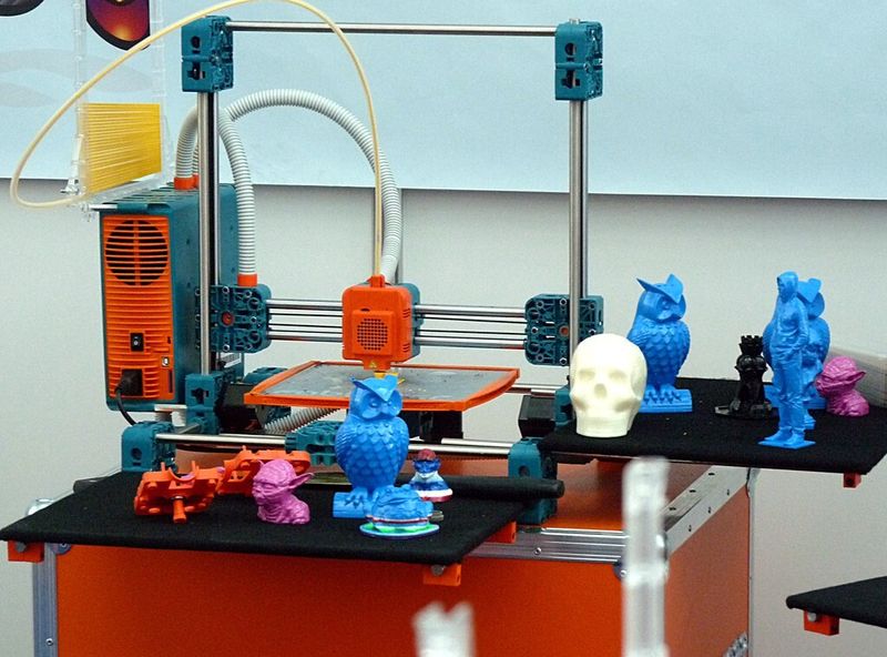 Selbst ausprobieren? Kein Problem am Stand der Firma Sintermask mit dem 3D-Drucker Fabbster. (Bild: Michel)