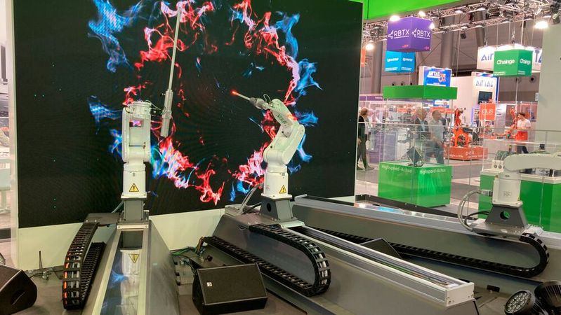 Hiwin zeigte auf der Motek/Bondexpo 2023, wie sich die Reichweite eines Industrieroboters über Lineartechnik erweitern lässt.(Bild:  dm)